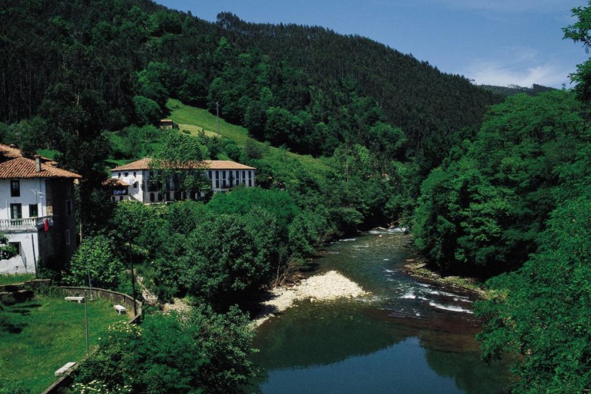Vista del río Pas a su paso por la localidad cántabra de Puente Viesgo.