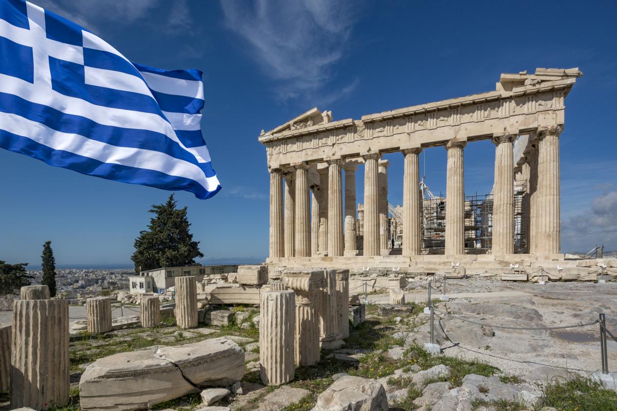 Bandera griega con el Partenón de Atenas de fondo