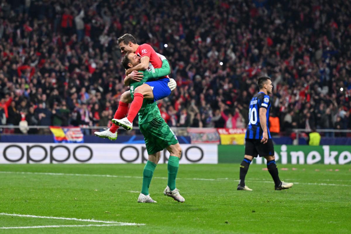 César Azpilicueta celebra que Jan Oblak, héroe de la noche, celebra que el portero del Atletico haya detenido el penalti que les da el pase a cuartos de Champions League.