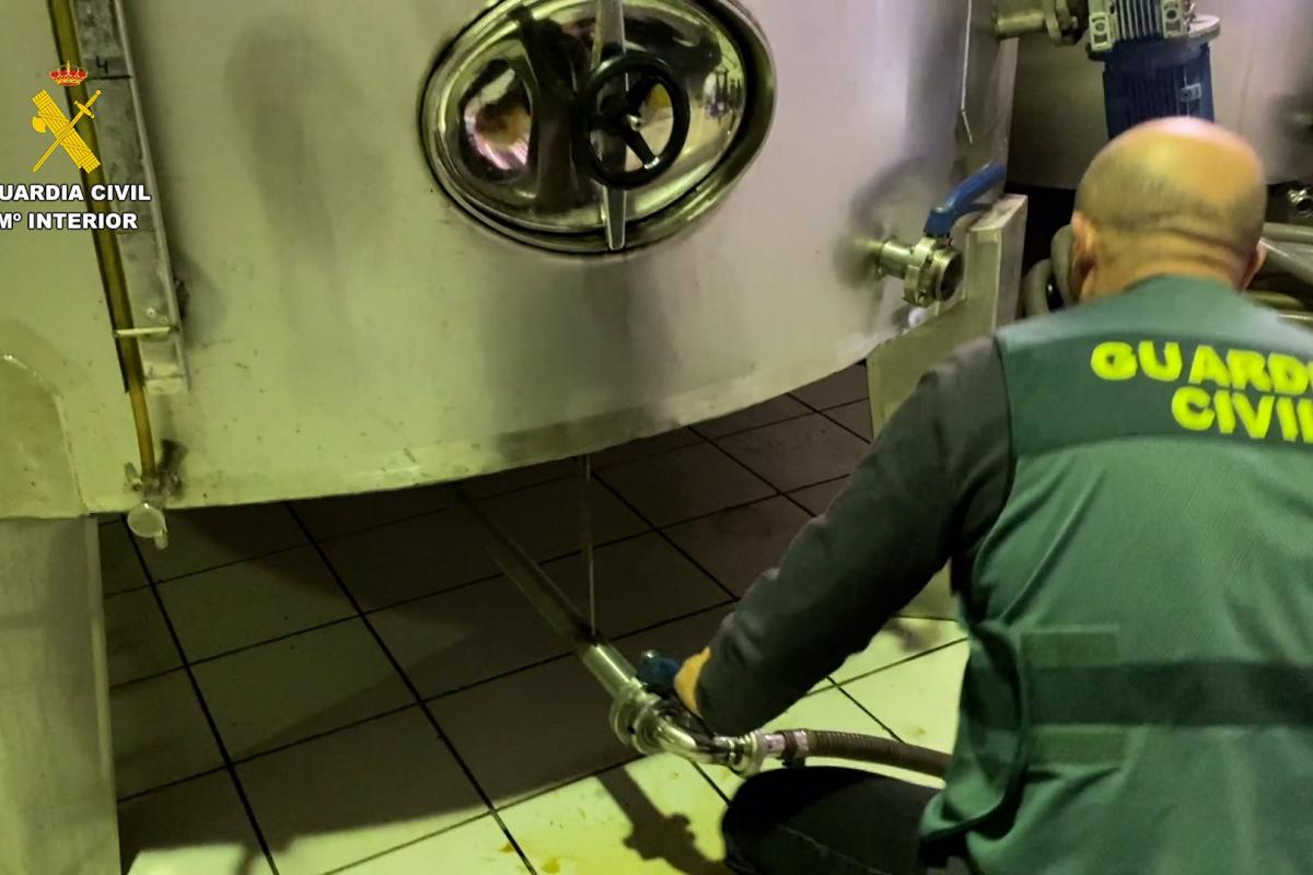 Detectan 18.400 botellas embotelladas en La Rioja y comercializadas bajo denominación de origen vinos de Málaga.