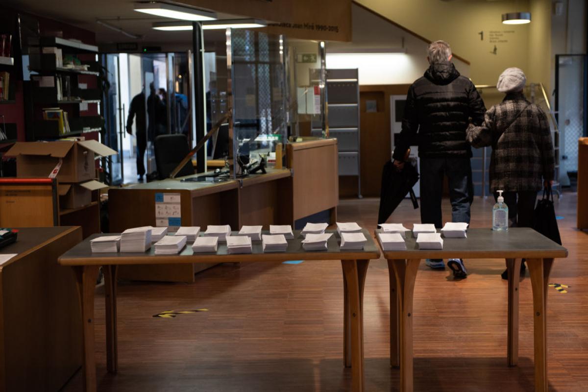 Imagen de las últimas elecciones catalanas, celebradas aún bajo estrictas medidas de protección por la pandemia