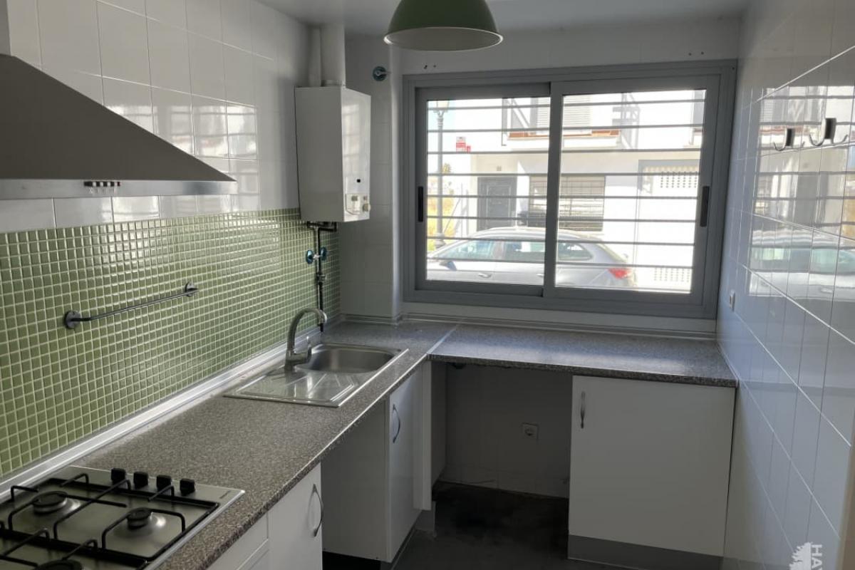 La cocina de la vivienda en el municipio de Carrión de los Céspedes, en Sevilla.