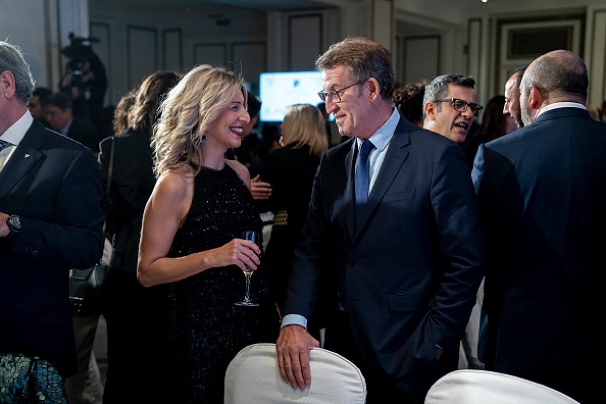 La vicepresidenta segunda, Yolanda Díaz, conversando en un acto con el líder del PP, Alberto Núñez Feijóo, en una imagen de archivo.