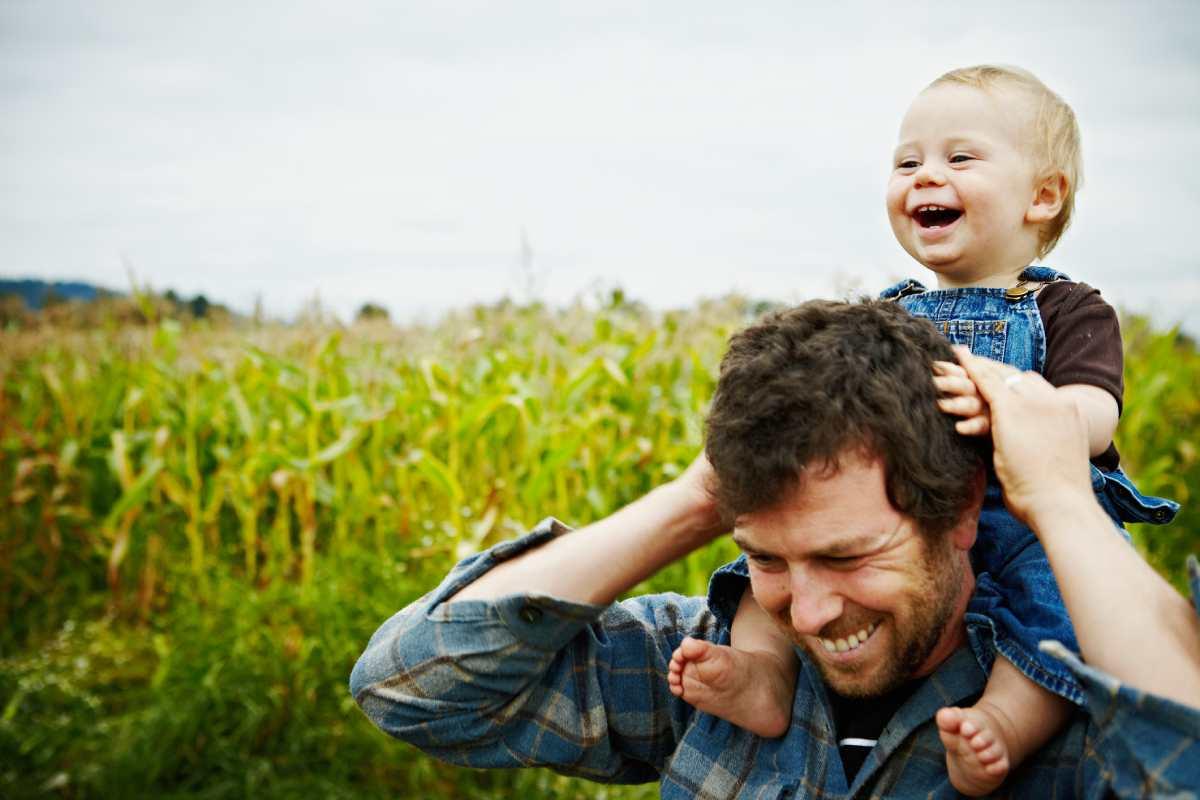 Padre jugando con su hijo