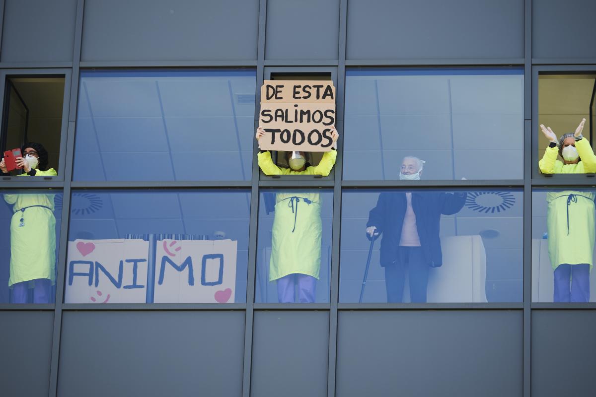 Sanitarios aplaudiendo.