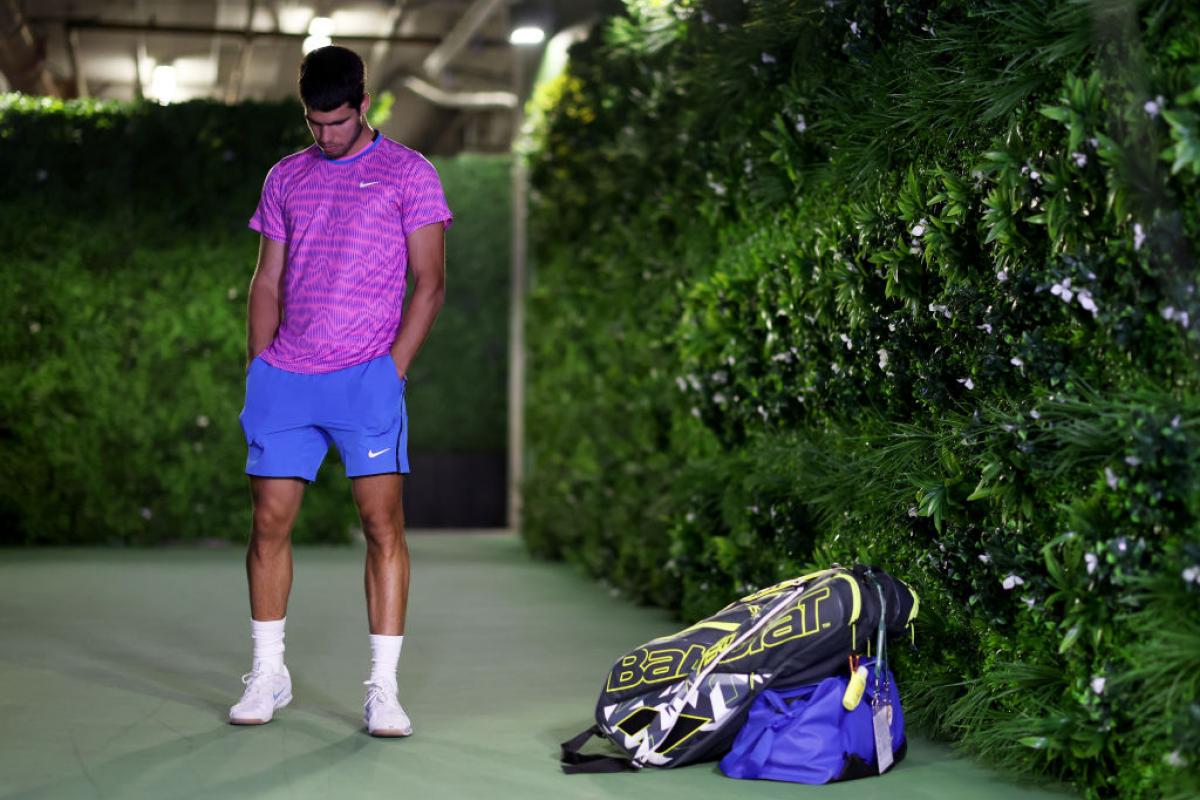 Carlos Alcaraz se prepara para saltar a la pista de Indian Wells.