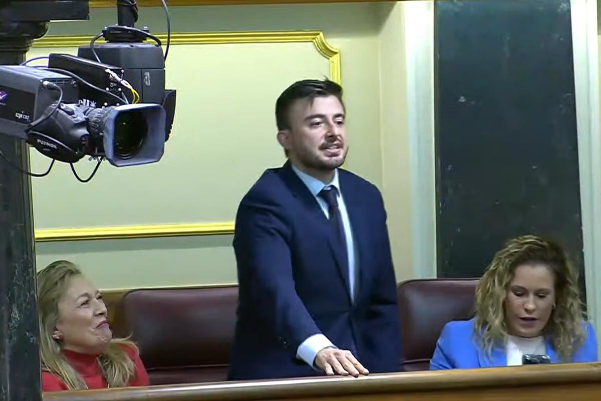 El momento de la votación del diputado del PP, Daniel Pérez Osma.