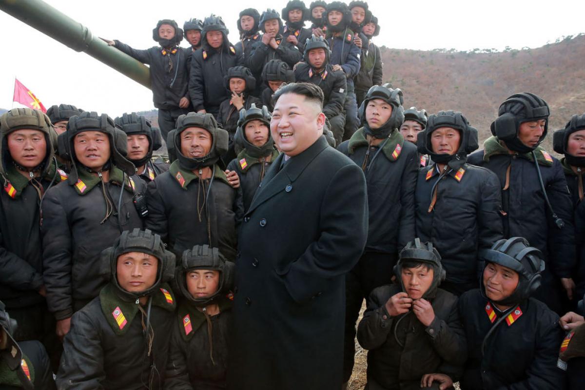 Kim Jong Un posa con militares norcoreanos en una foto de archivo