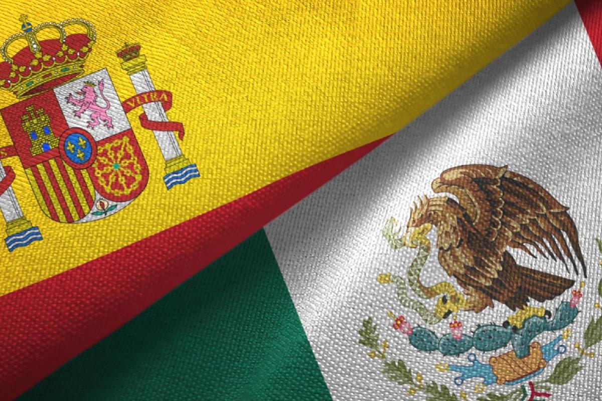 Banderas de España y México.
