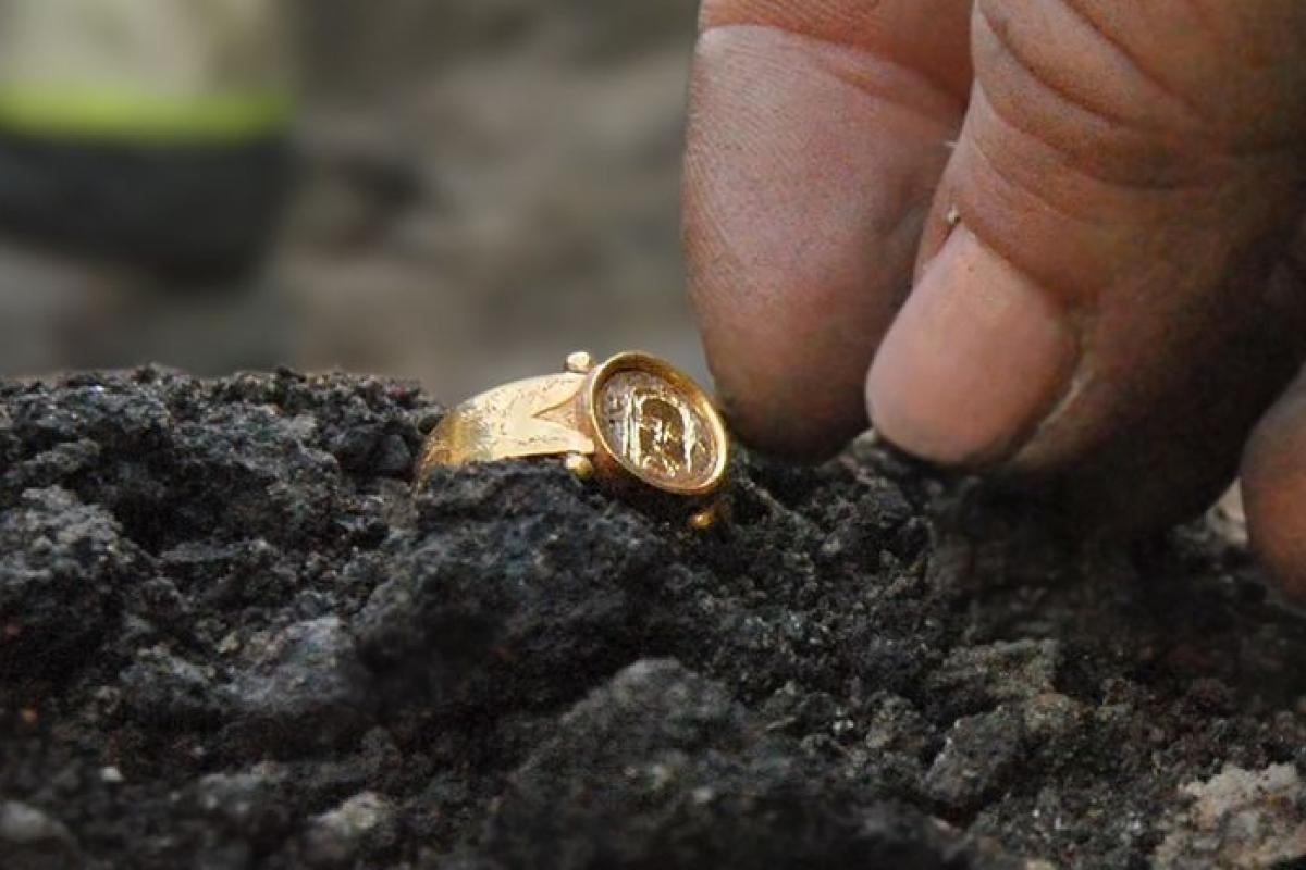 Vista del anillo de oro localizado en una excavación en Suecia