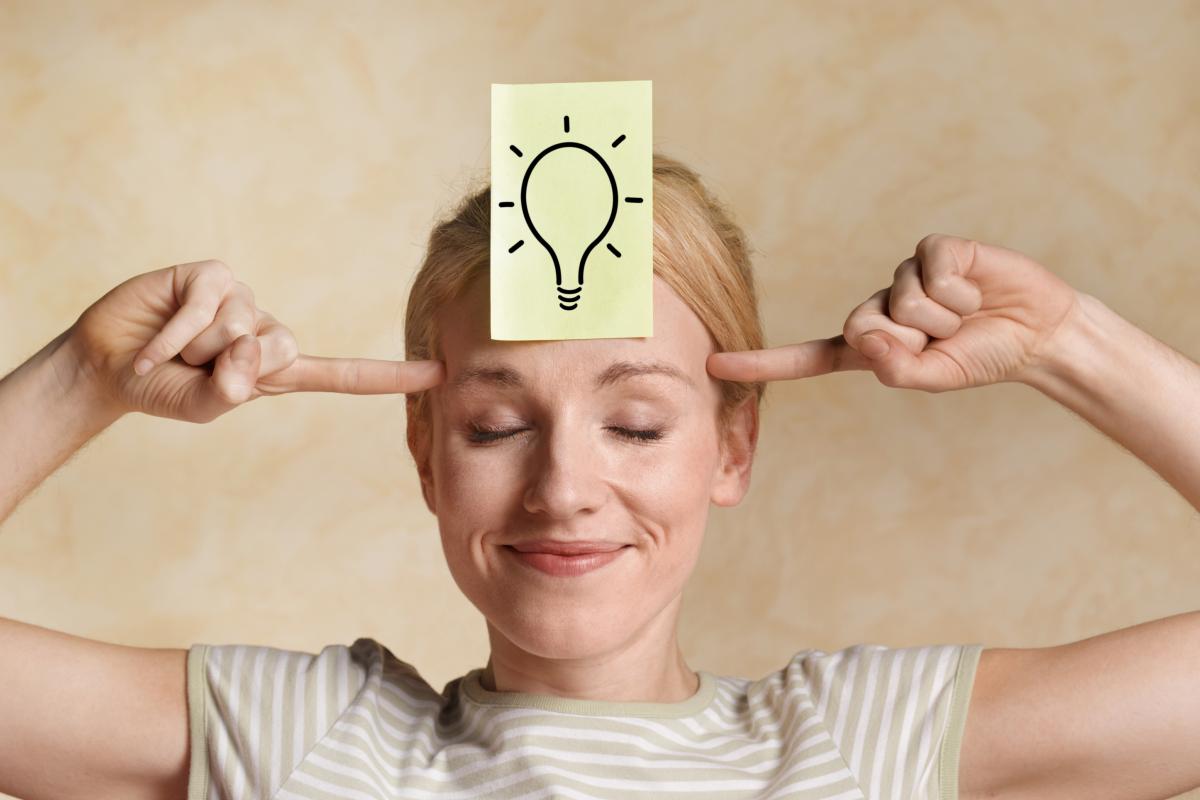 Persona pensando, dando con la respuesta a una pregunta.