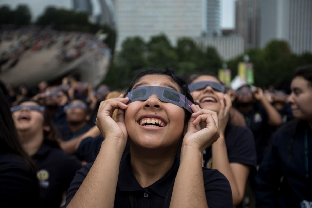 Estudiantes observan un eclipse de sol parcial registrado en Chicago hace un año.