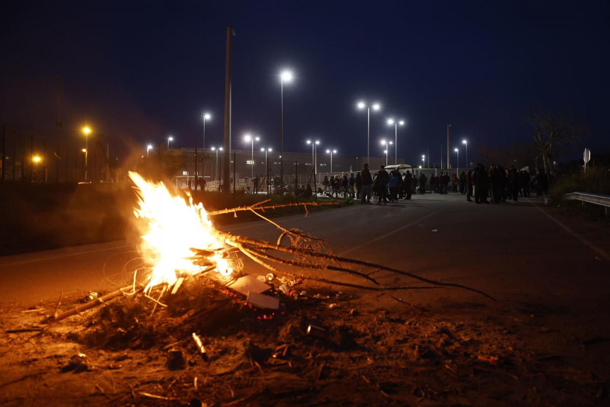 Funcionarios de prisiones mantienen el bloque de la cárcel de Quatre Camins, este sábado en Barcelona.