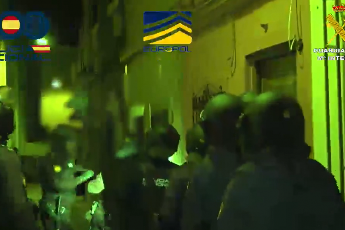 Imagen del operativo de la Policía Nacional, Guardia Civil y Europol por el que se ha detenido a varias personas relacionadas con el caso de la narcolancha desde la que se arrojó a migrantes al mar en Cádiz.
