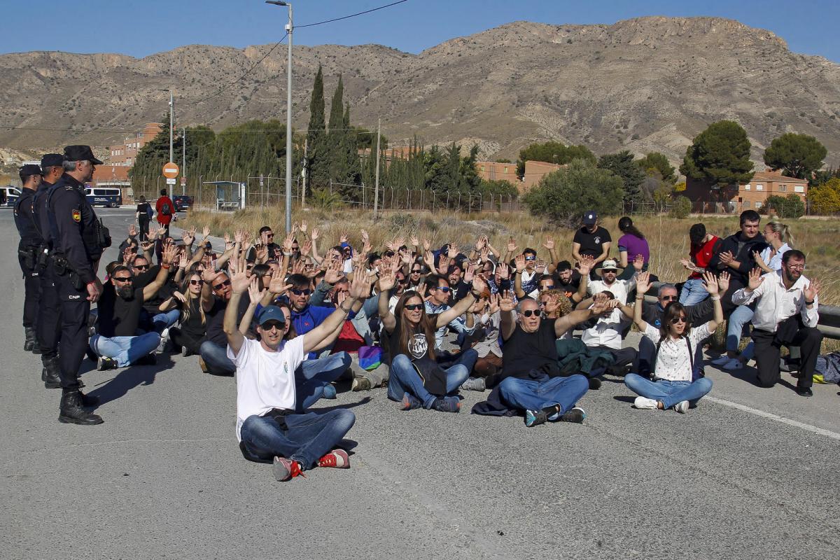Protesta de funcionarios de prisiones a las puertas del centro penitenciario de Fontcalent cuando los trabajadores de los tres centros penitenciarios de la provincia de Alicante han impedido este lunes, durante cuatro horas, el relevo a los empleados del Hospital Psiquiátrico Penitenciario de Alicante y del Centro Penitenciario Alicante Cumplimiento en protesta por el asesinato de una cocinera de la prisión de Mas d'Enric, en El Catllar (Tarragona), y para exigir mejores condiciones laborales y de seguridad.