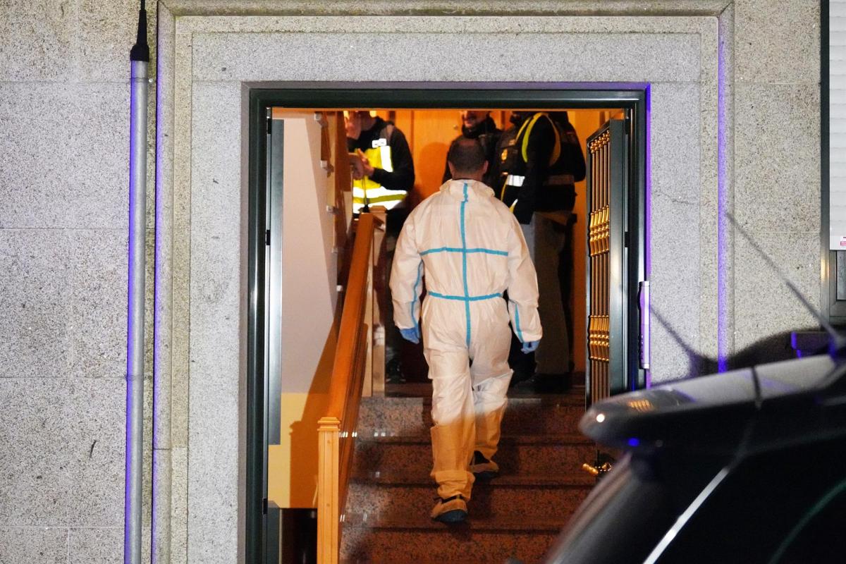 Agentes de la Policía Nacional en la vivienda donde un hombre ha matada a su expareja.