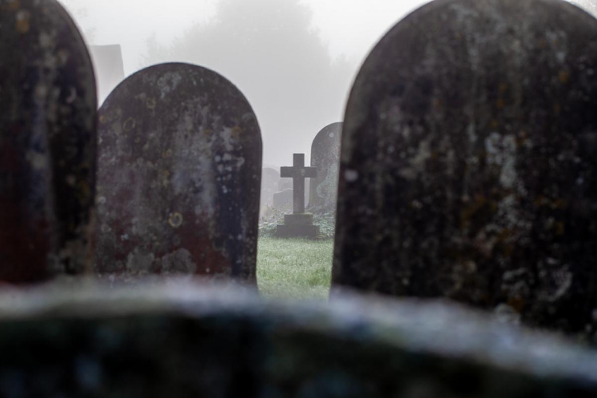 Imagen de archivo de tumbas y lápidas en un cementerio.