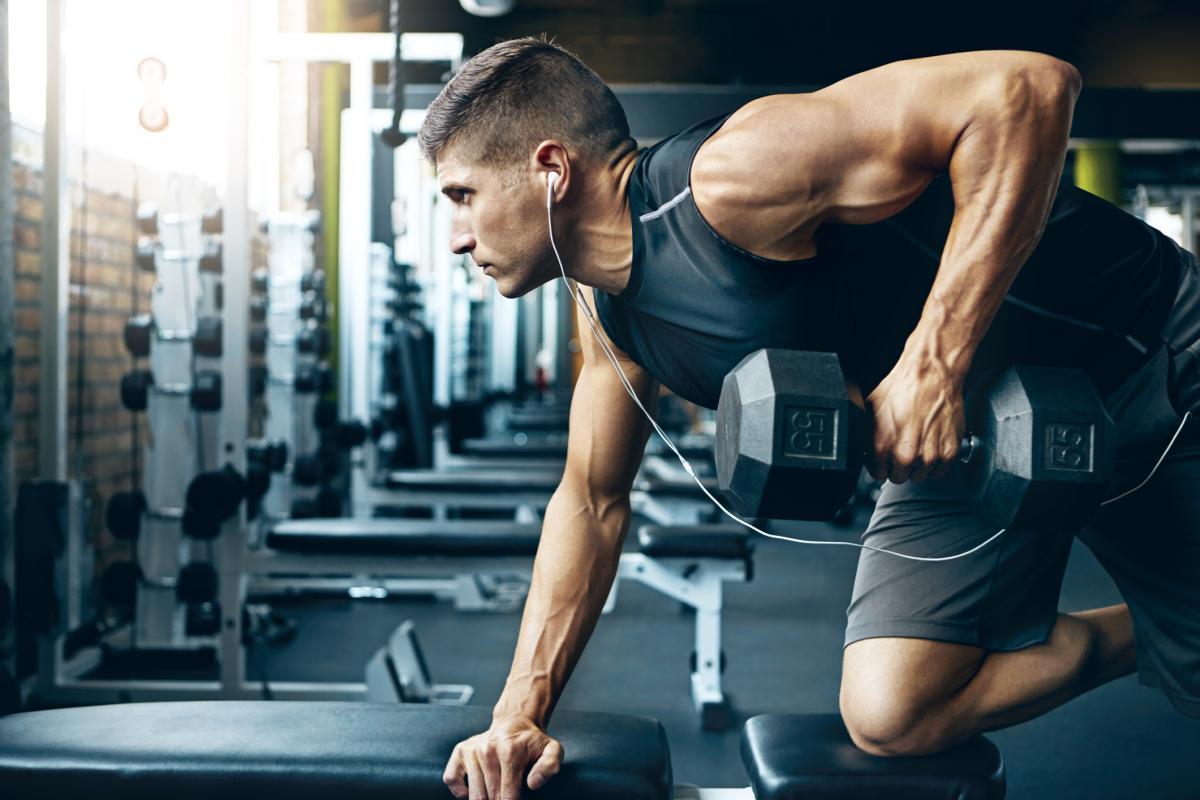 Imagen de archivo de un hombre ejercitándose en un gimnasio.