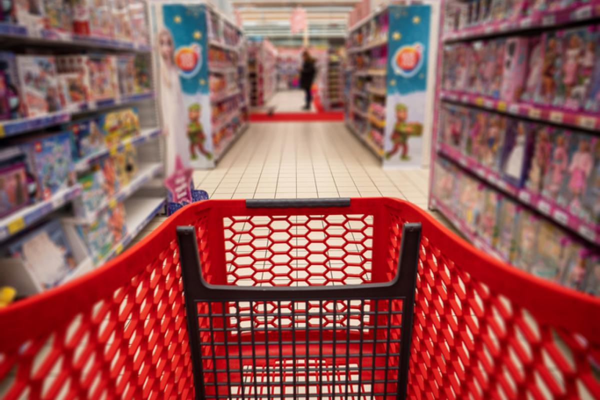 Imagen de archivo de una persona comprando en una juguetería.