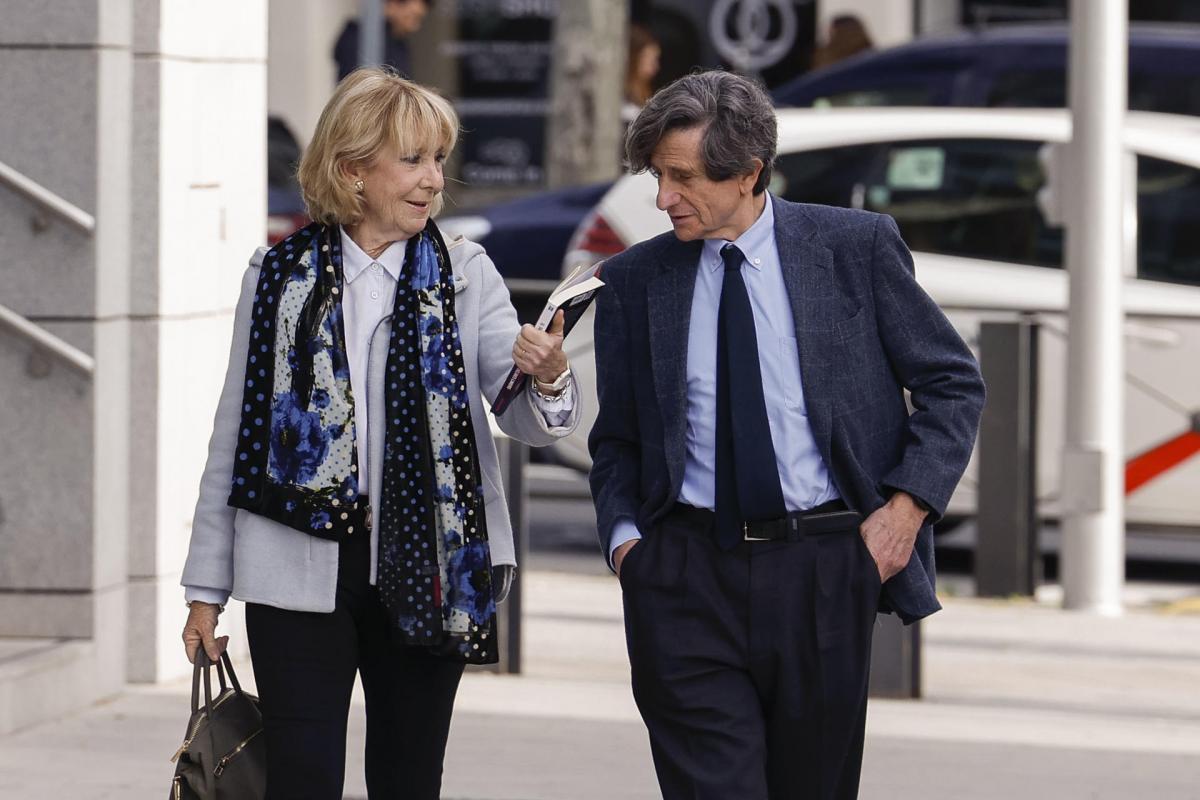 La presidenta de la Comunidad de Madrid entre 2003 y 2012, Esperanza Aguirre (i), a su llegada a la Audiencia Nacional en Madrid, este martes, para testificar en el juicio por supuestos delitos de prevaricación y malversación de caudales públicos por irregularidades en contratos del fallido Campus de la Justicia de Madrid.