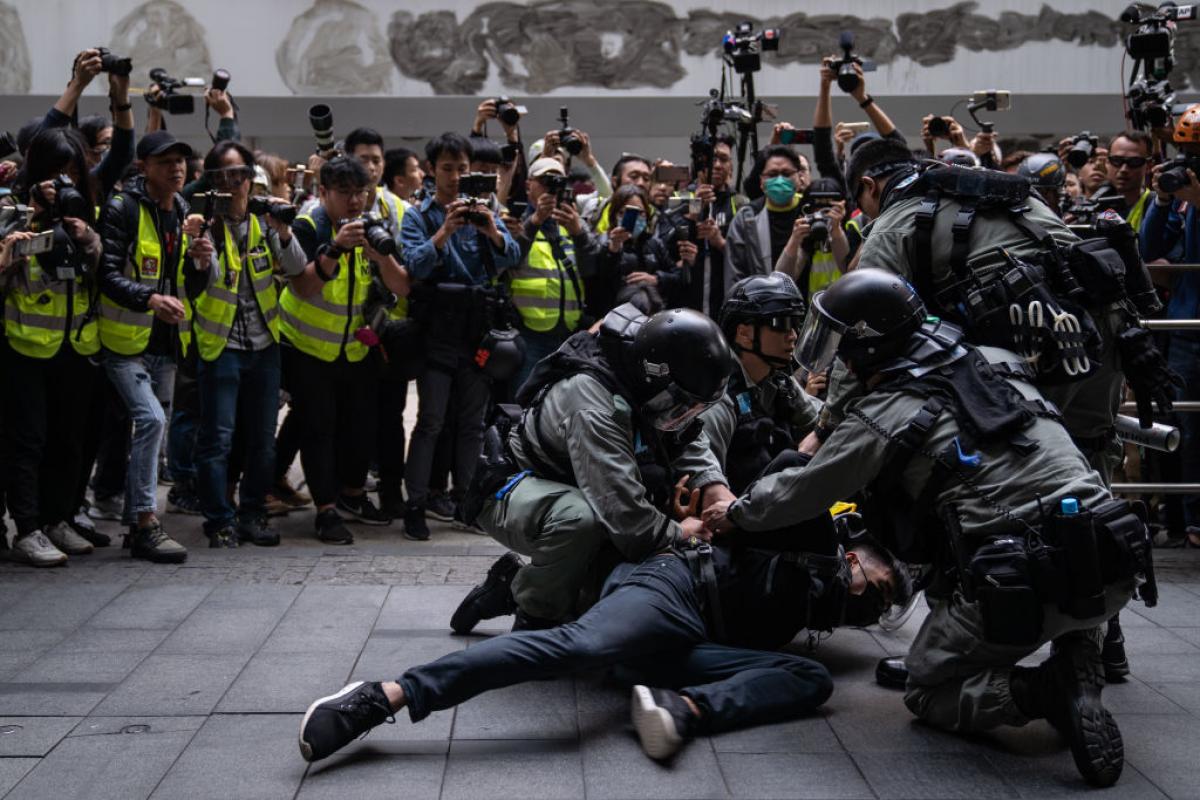 Los agentes reducen a un manifestante durante una de las protestas en Hong Kong, en una imagen de archivo