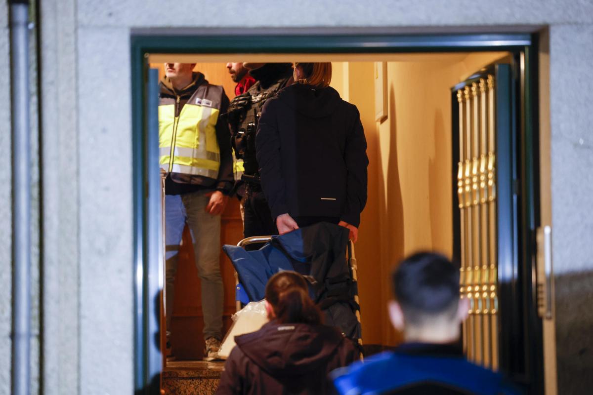 Agentes de la Policía Nacional inspeccionan el lugar donde ha sido hallado el cadáver de una mujer supuestamente asesinada a manos de su pareja, este martes en Ribeira, A Coruña.