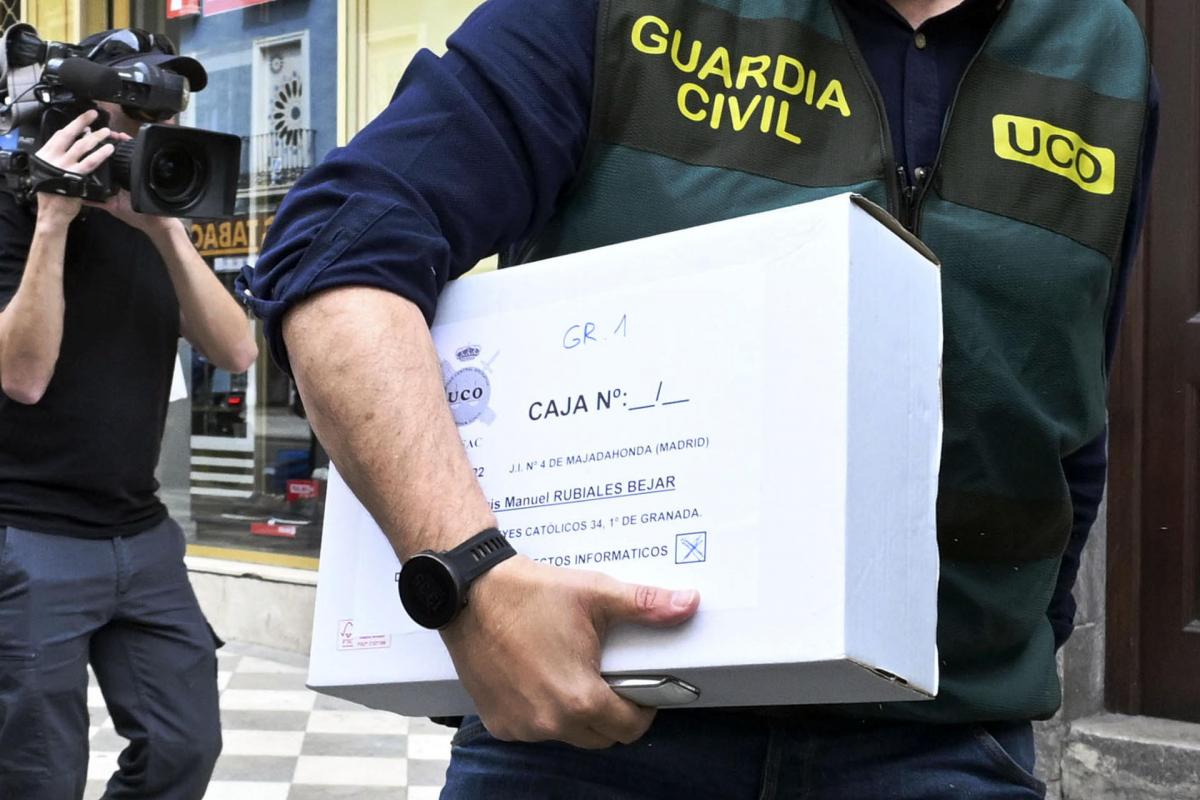 Agentes de la UCO abandonan  la vivienda de Luis Rubiales en Granada.