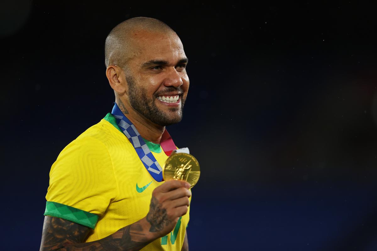 Dani Alves con la medalla de Oro de los JJOO de Tokio 2020.
