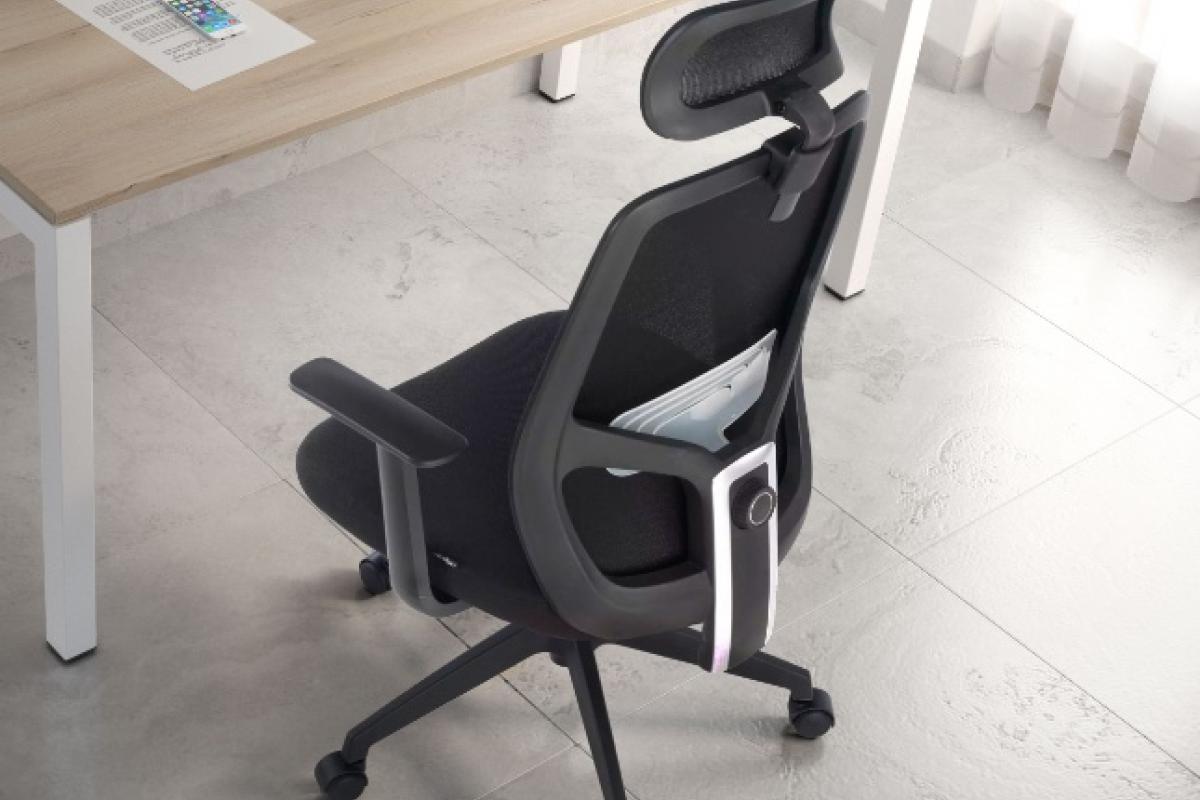 Las sillas que presumen de una buena ergonomía son aquellas que cuentan con elementos como los reposacabezas y los cojines lumbares.