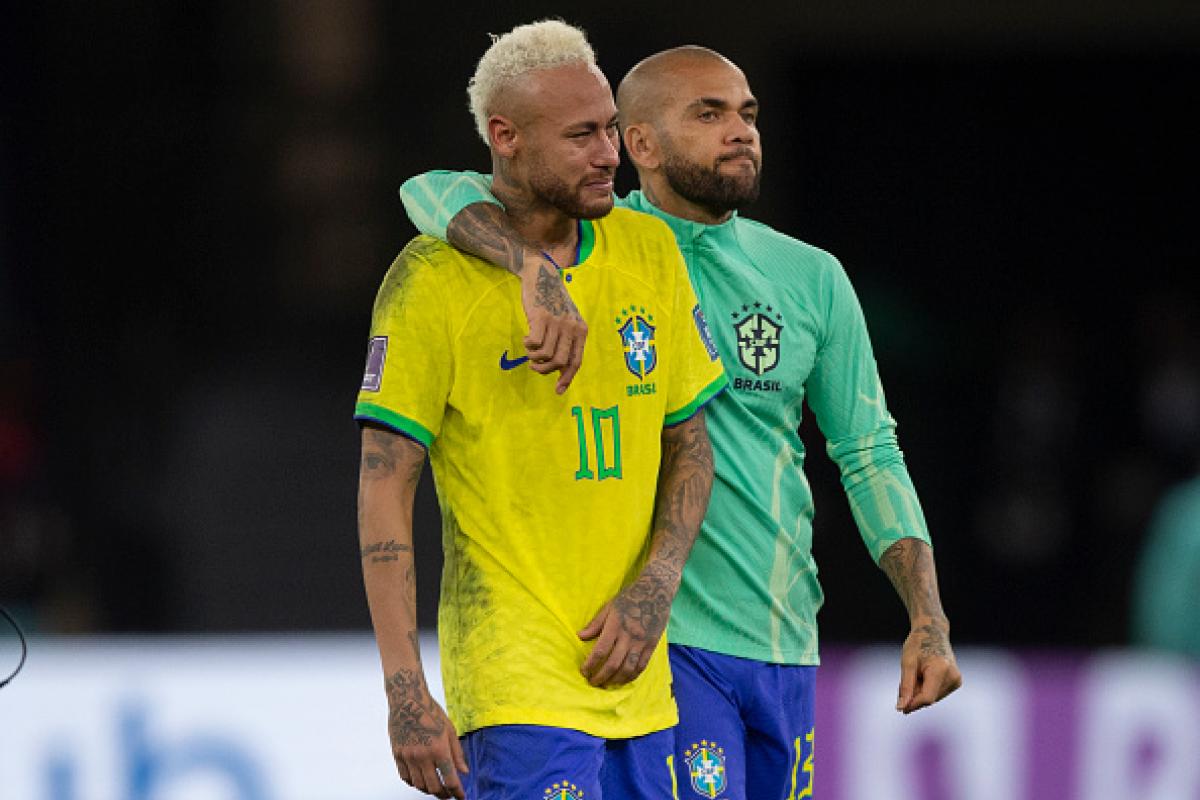 Neymar es consolado por Dani Alves, tras ser eliminada la 'canarinha' en el Mundial de Fútbol de Catar.