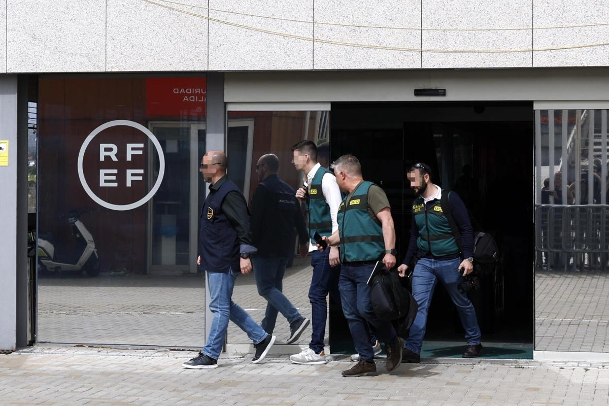 Agentes de la UCO tras el registro a la sede de la RFEF.