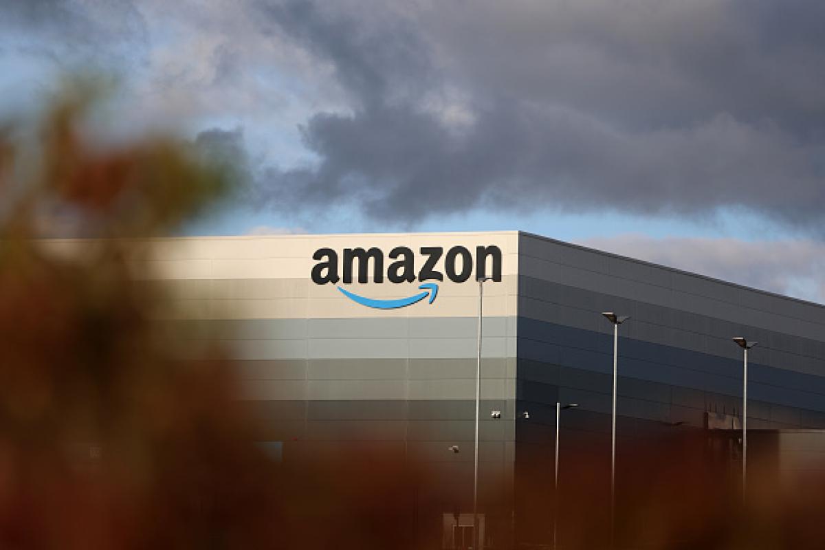 Fachada de uno de los almacenes de Amazon en Reino Unido.