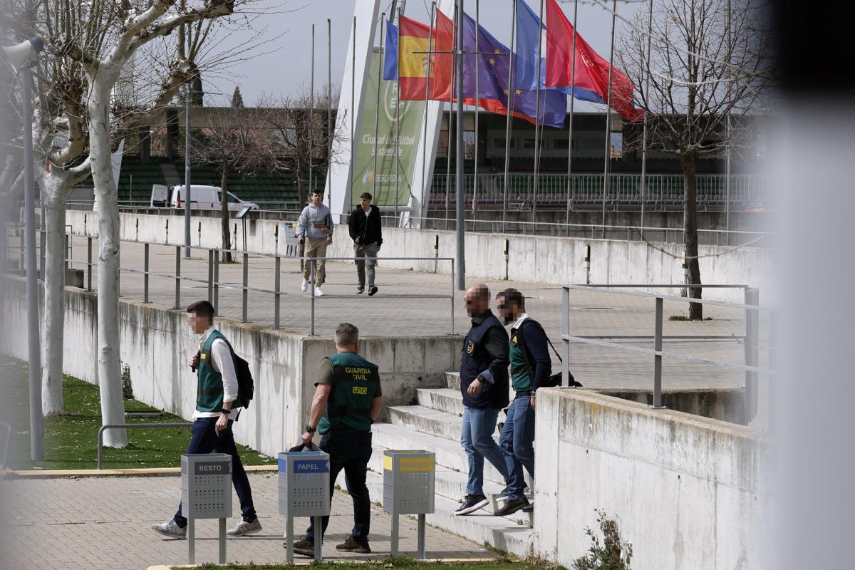 Agentes de la UCO, a la salida de la sede de la Federación Española de Fútbol, en el marco del registro realizado.