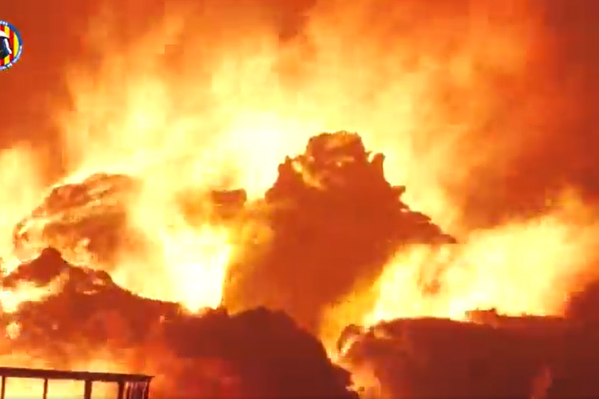 Un incendio ha afectado de manera "grave" a dos naves industriales de una empresa dedicada a la transformación y reciclaje textil en Aielo de Malferit (Valencia).