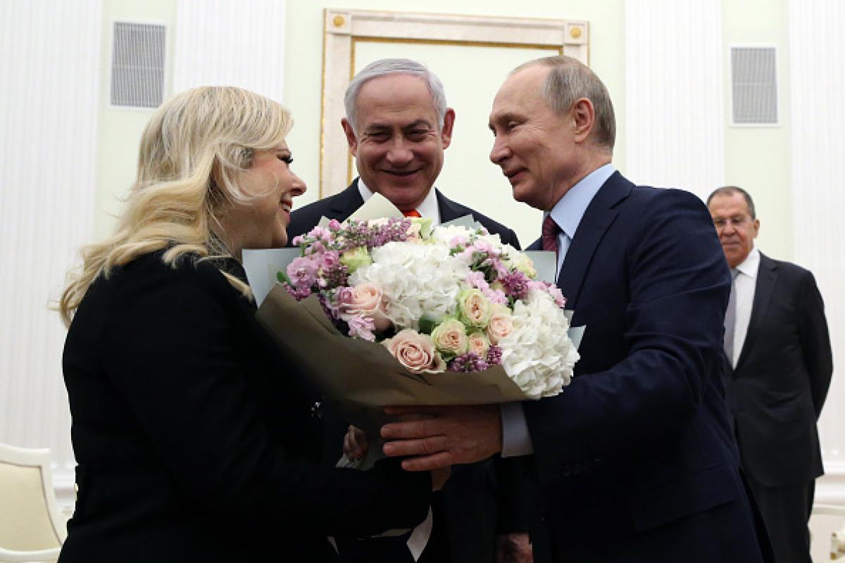 Vladimir Putin, acompañado del primer ministro israelí Benjamin Netanyahu y su esposa, en una imagen de archivo.