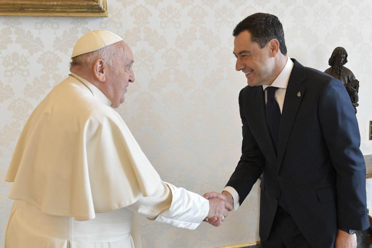 El papa Francisco con Juanma Moreno.