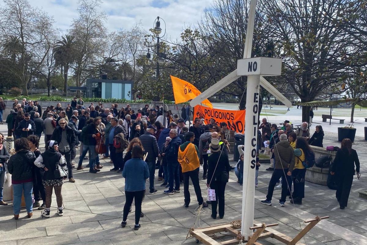 Cerca de 200 personas se concentran en Santander para denunciar los "daños medioambientales" de los eólicos