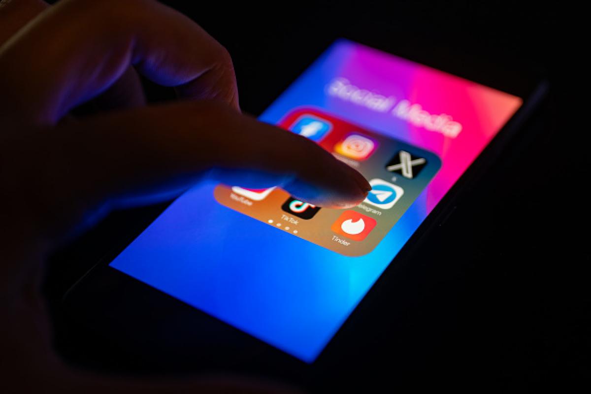 Imagen de archivo de una persona a punto de acceder a la app de Telegram en su 'smartphone'.