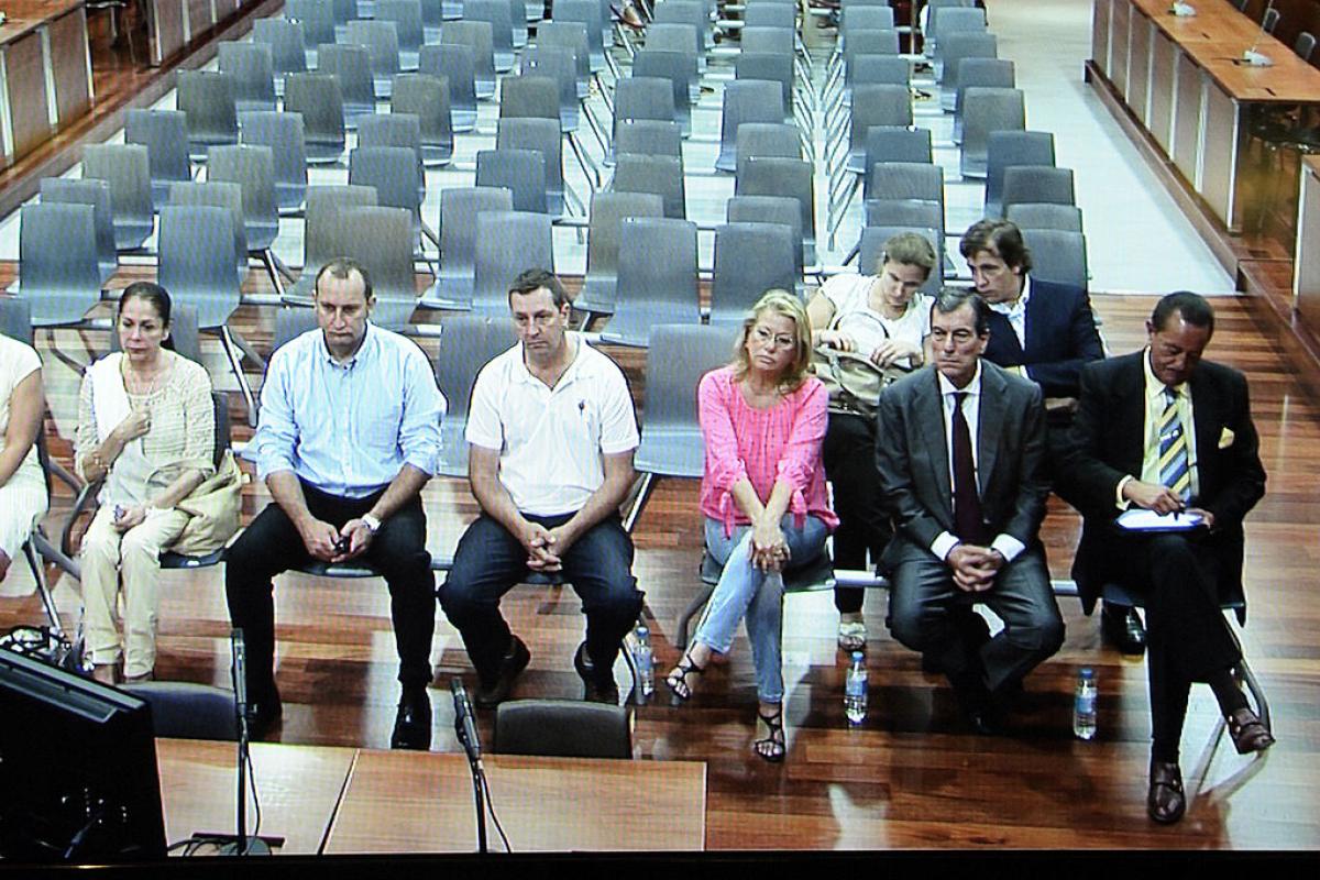 Imagen del juicio que sentó en el banquillo a Isabel Pantoja, Julián Muñoz y Mayte Zaldívar —con camiseta rosa—.