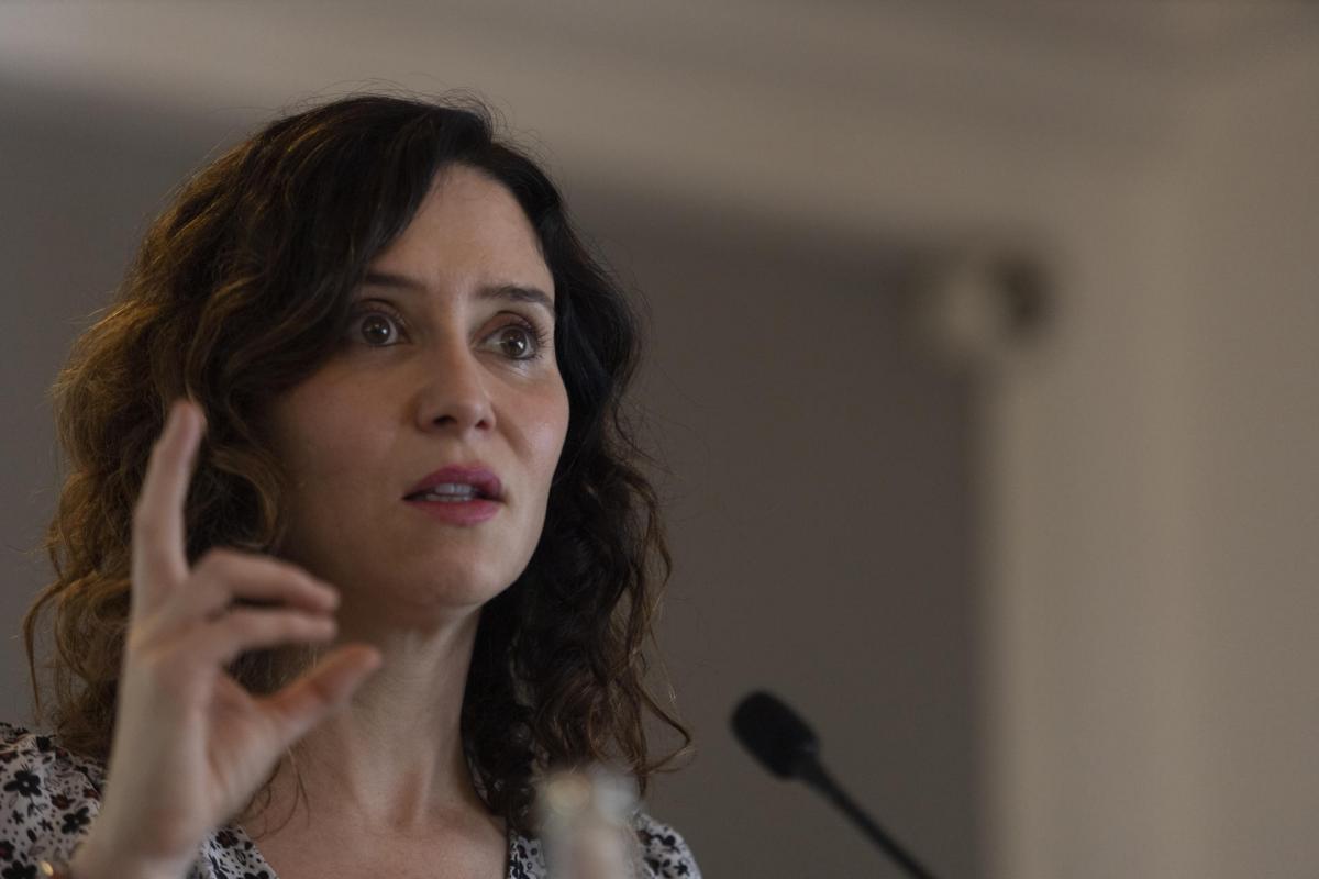 La presidenta de la Comunidad de Madrid, Isabel Díaz Ayuso, habla durante un evento este domingo en Santiago (Chile).