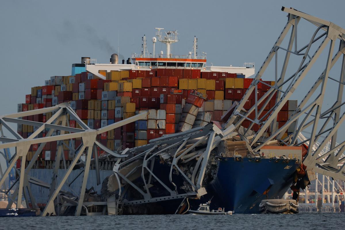 El carguero Dali tras colisionar con el puente de Baltimore.