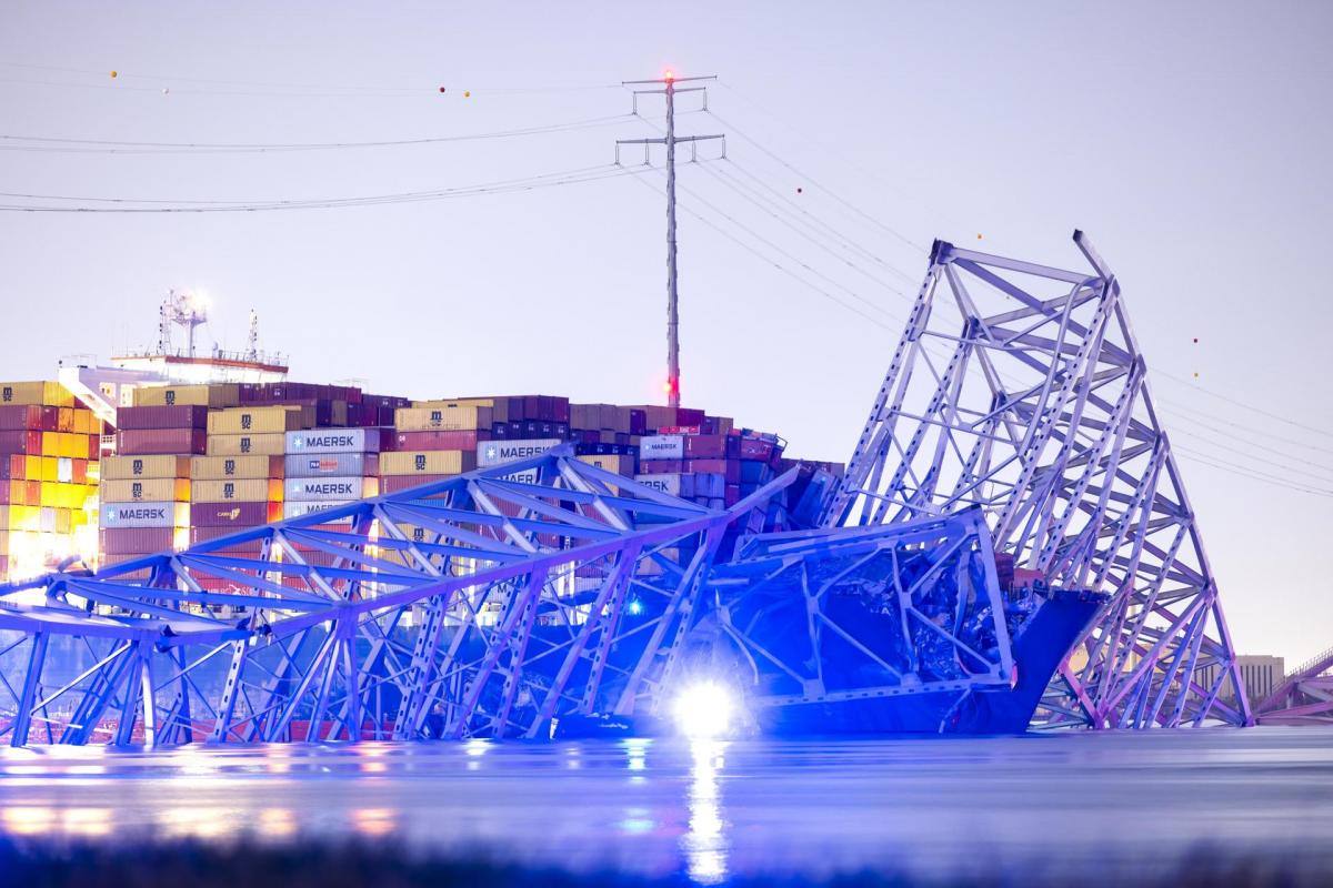 El puente más largo de Baltimore, el Francis Scott Key Bridge, tras sufrir el impacto de un carguero contra uno de sus pilares.