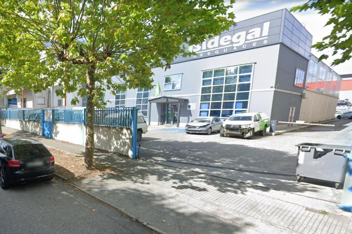 Exterior de la nave de la empresa Desguaces Sidegal, ubicada en la calle de O Vidro, en el polígono do Ceao, en Lugo