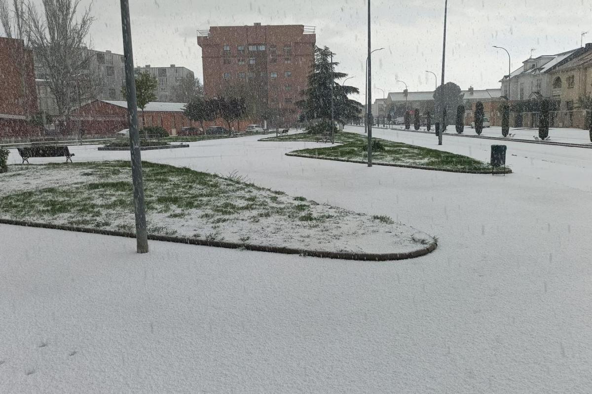 La nieve granulada caída en la Comunidad de Madrid este martes 26 de marzo