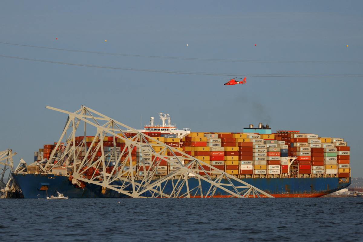 Los medios de rescate sobrevuelan los restos del puente de Baltimore.