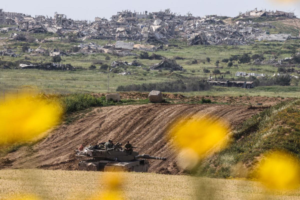 Soldados israelíes en un tanque junto a la frontera con Gaza
