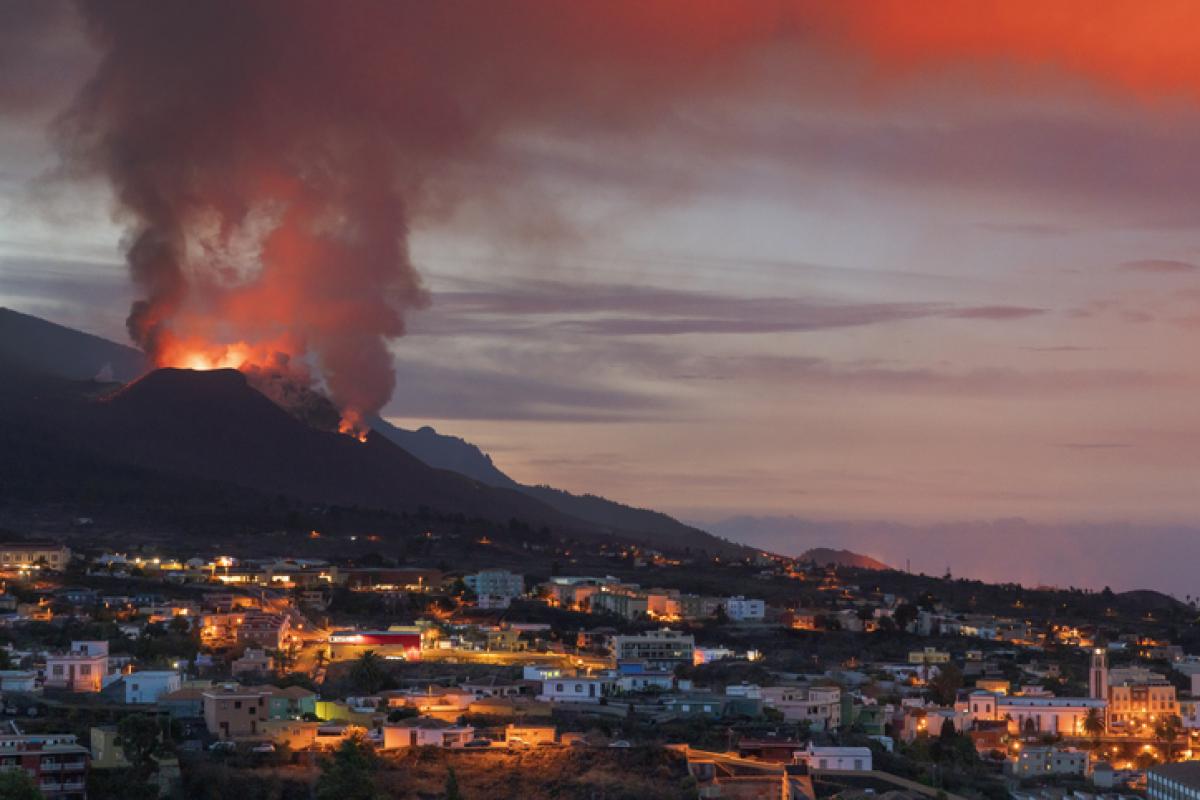 Casas del pueblo de El Paso, ante el volcán de La Palma (Canarias).