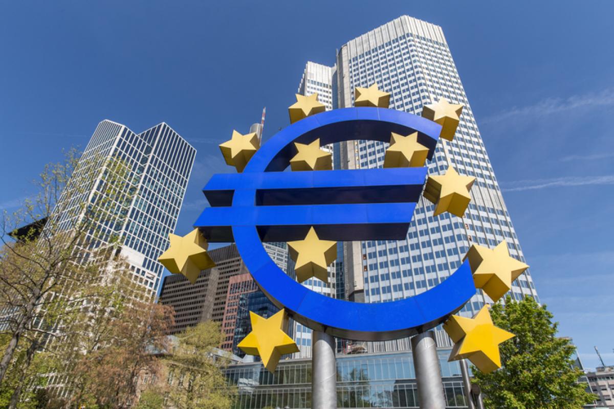 Imagen de archivo de un letrero con el símbolo del euro, en Frankfurt (Alemania).