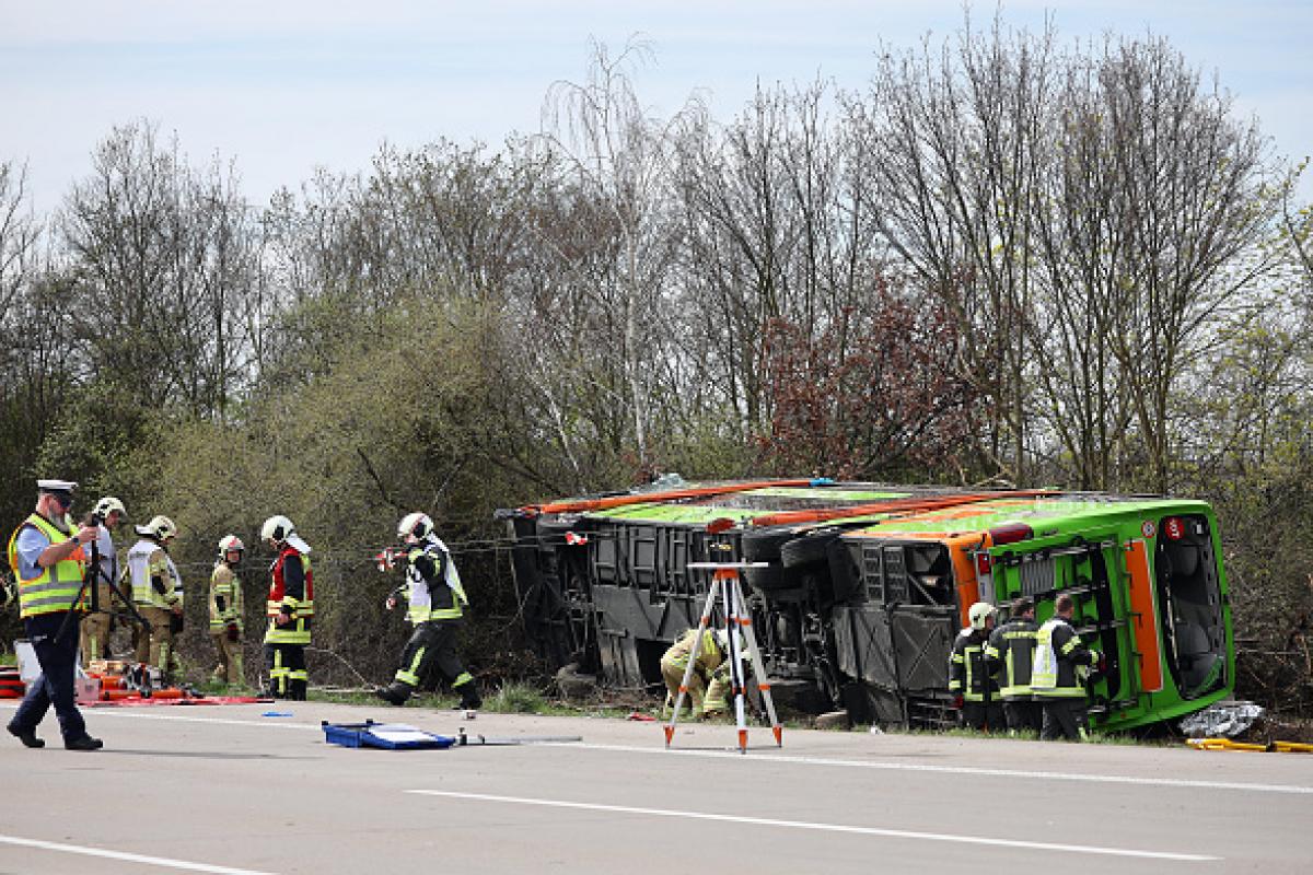 Las autoridades y personal de emergencias, en el marco del dispositivo activado en la A9 tras el siniestro.