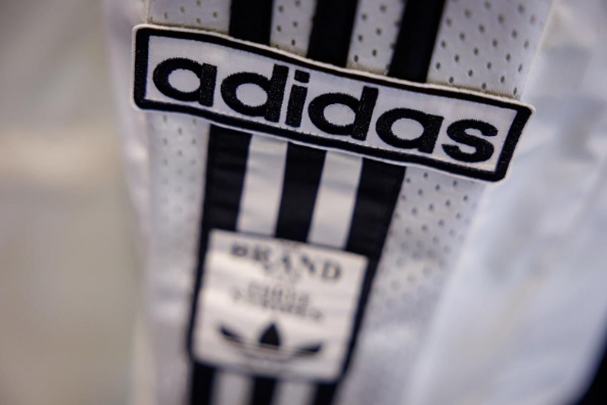 Logotipo de la empresa de ropa Adidas.